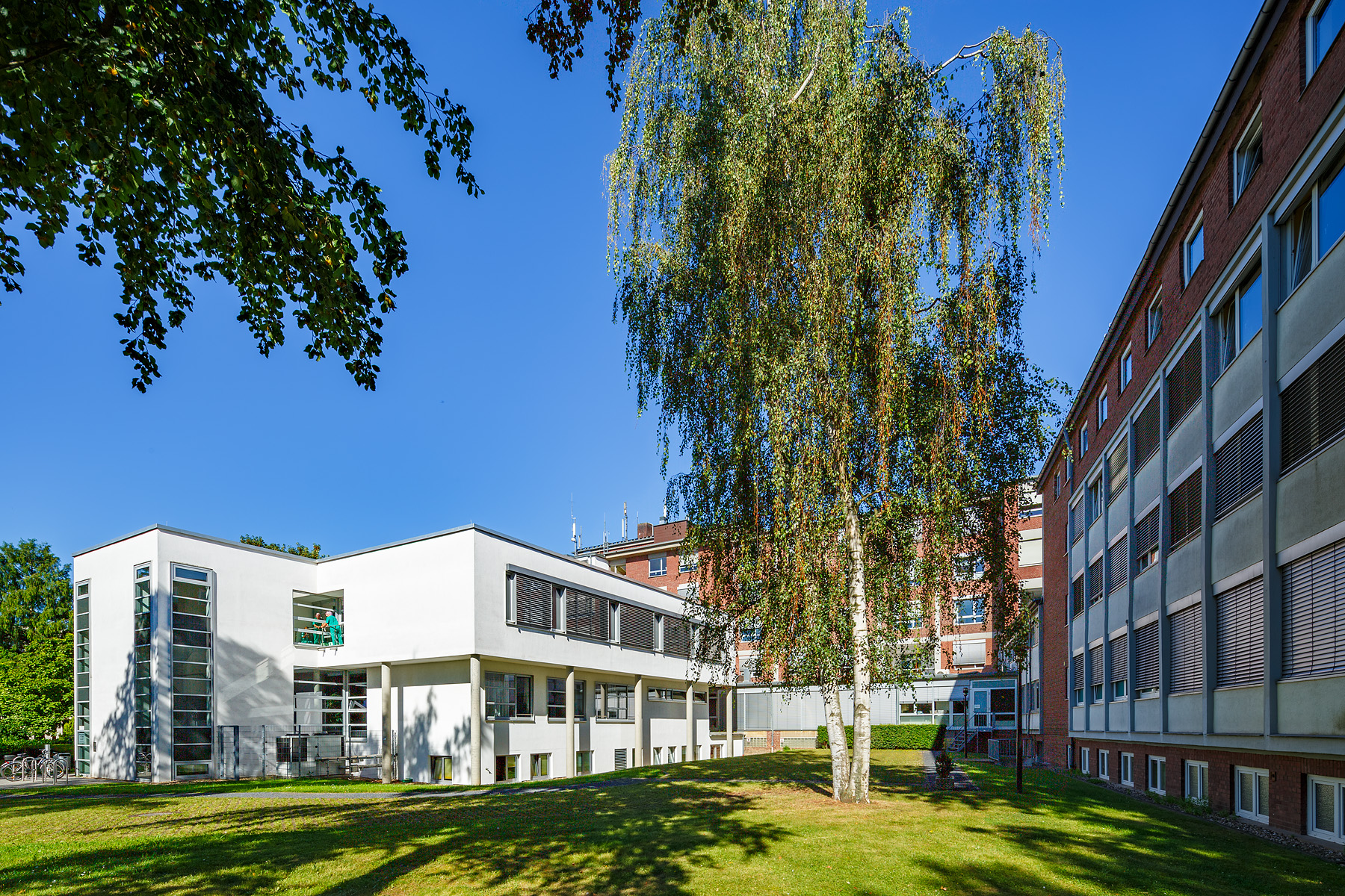 Das Maria-Hilf-Krankenhaus in Bergheim von außen bei sonnigem Wetter