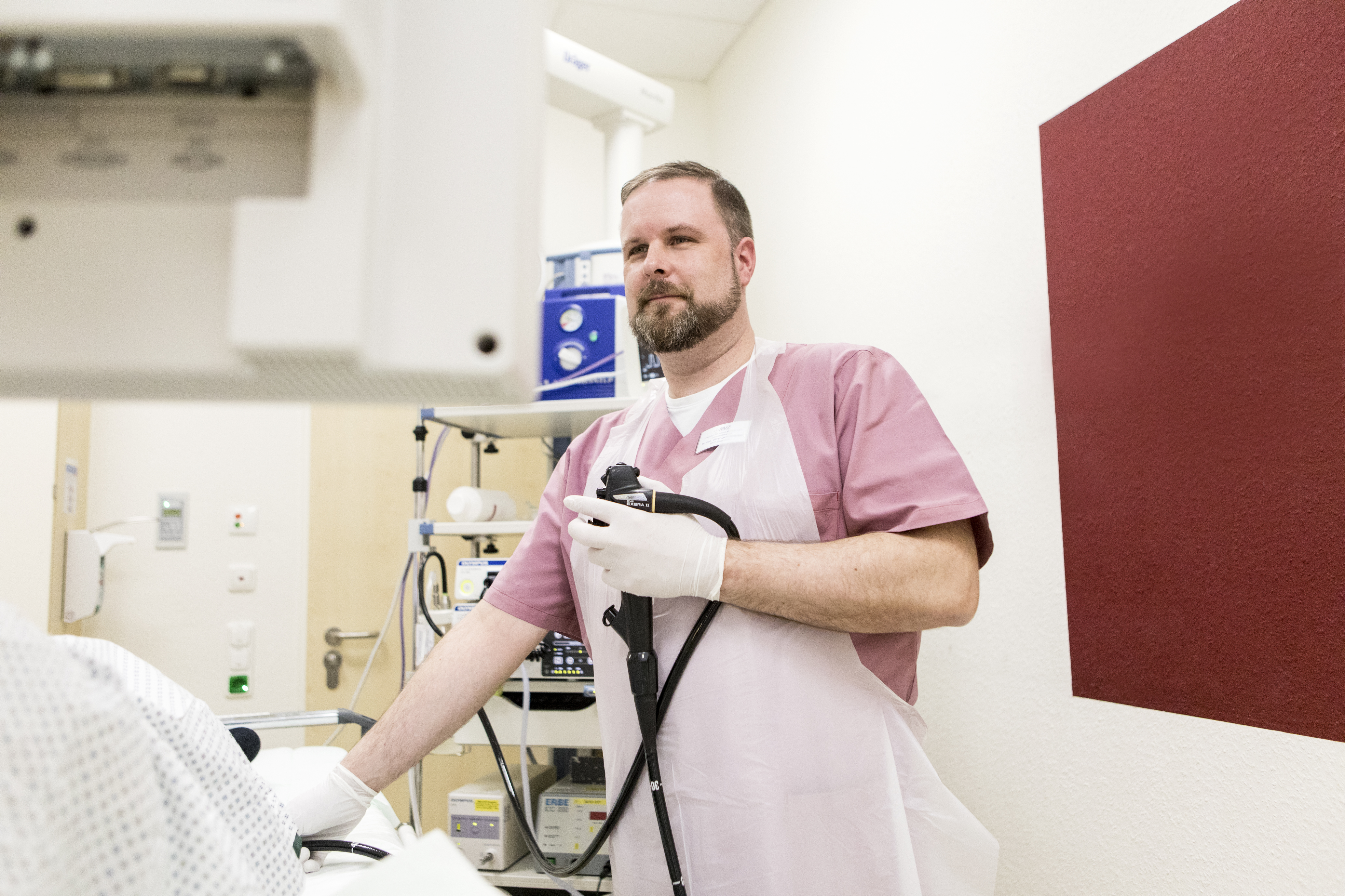 Ein Arzt nimmt mit einem Endoskop eine Darmspiegelung bei einem Patienten vor