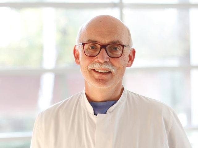Porträtfoto von Dr. Dirk Molitor, Oberarzt am MHK in Bergheim