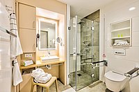 Blick in ein geräumiges und neues Badezimmer eines Einzelzimmers auf der Wahlleistungsstation im Bergheimer Krankenhaus.