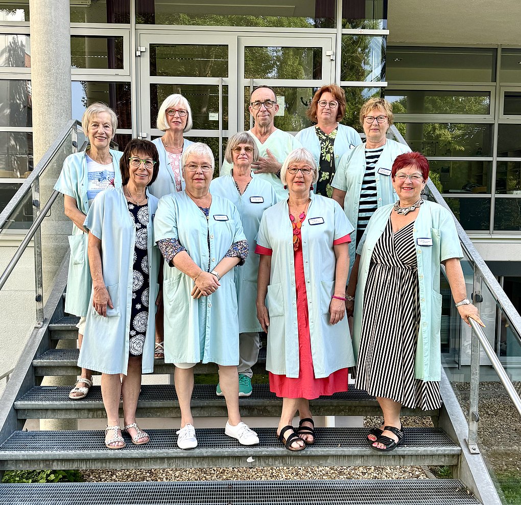 Eine Gruppe von Menschen in grünen Kitteln