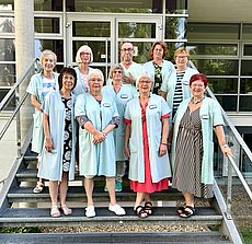 Eine Gruppe von Menschen in grünen Kitteln