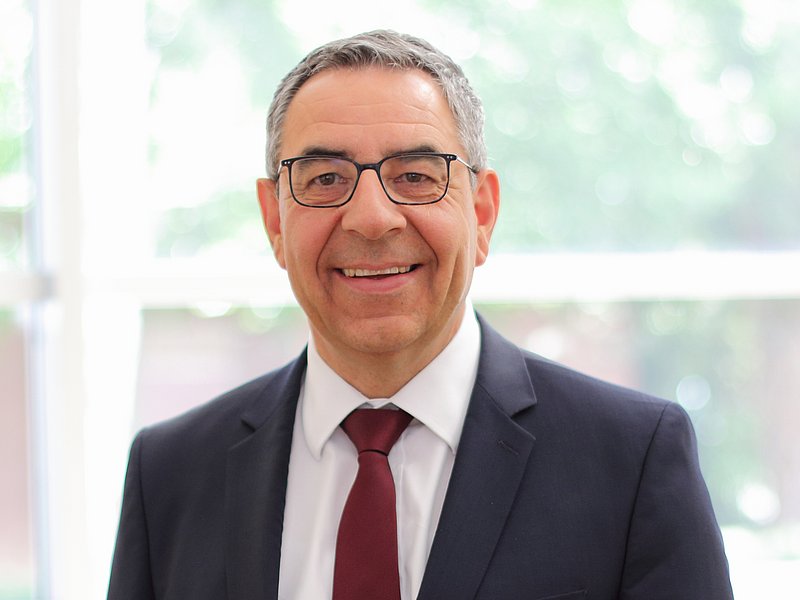 Porträt von Herrn Oliver Bredel, Geschäftsführer des Cellitinnen-Krankenhauses Maria-Hilf inBergheim