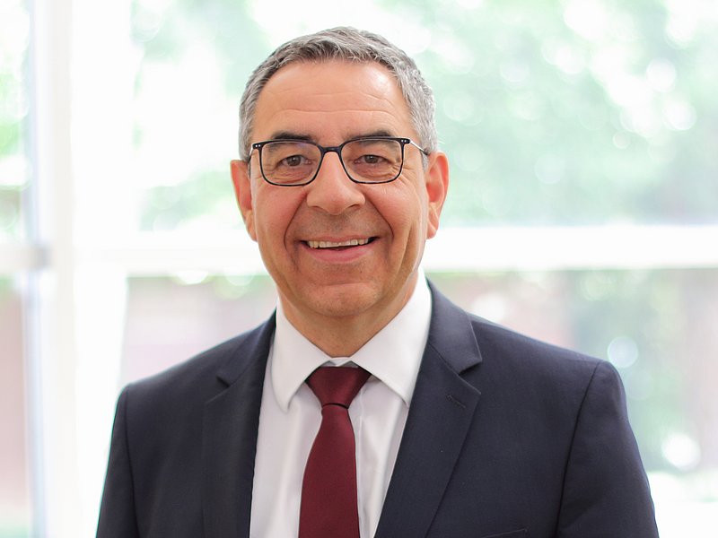 Porträt von Herrn Oliver Bredel, Geschäftsführer des Cellitinnen-Krankenhauses Maria-Hilf inBergheim