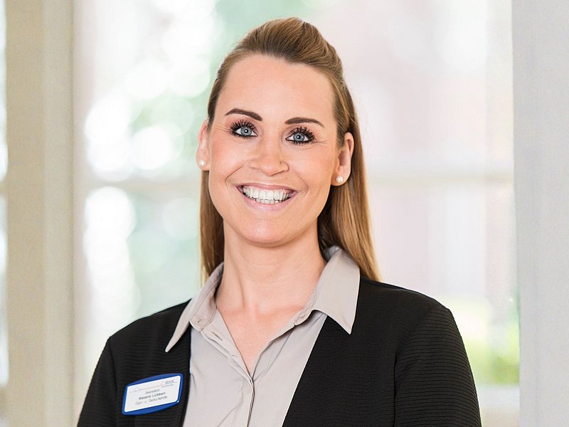 Porträtfoto von Frau Lübbert, Sekretärin der Kardiologie am MHK Bergheim