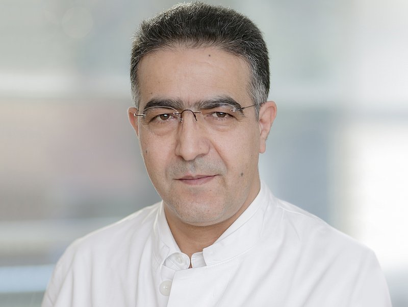 Porträtfoto von Herrn Gholamreza, Oberarzt Chirurgie am MHK Bergheim