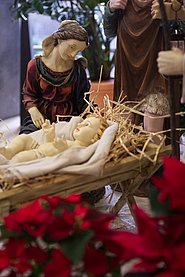 Holzfiguren, die Maria und das Jesus-Kind darstellen