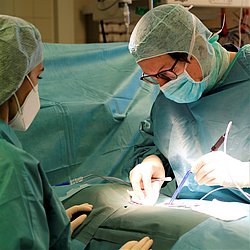 Ein Arzt in Op-Kleidung bei der Operation