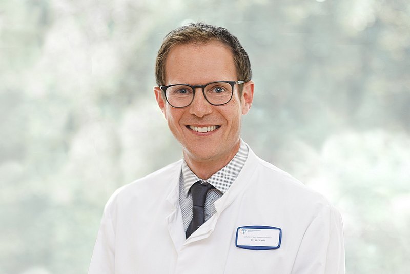 Porträtfoto von Dr. Szyslo, Chefarzt der Inneren Medizin am Maria-Hilf-Krankenhaus Bergheim