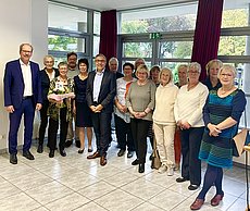 Gruppe von Grünen Damen und Herren sowie dem Bürgermeister der Stadt Bergheim und dem Geschäftsführer des Krankenhauses