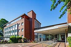 Der Haupteingang des Maria-Hilf-Krankenhauses in Bergheim von außen fotografiert.