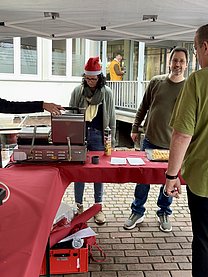 Eine Frau und ein Mann stehen vor zwewi Waffeleisen.