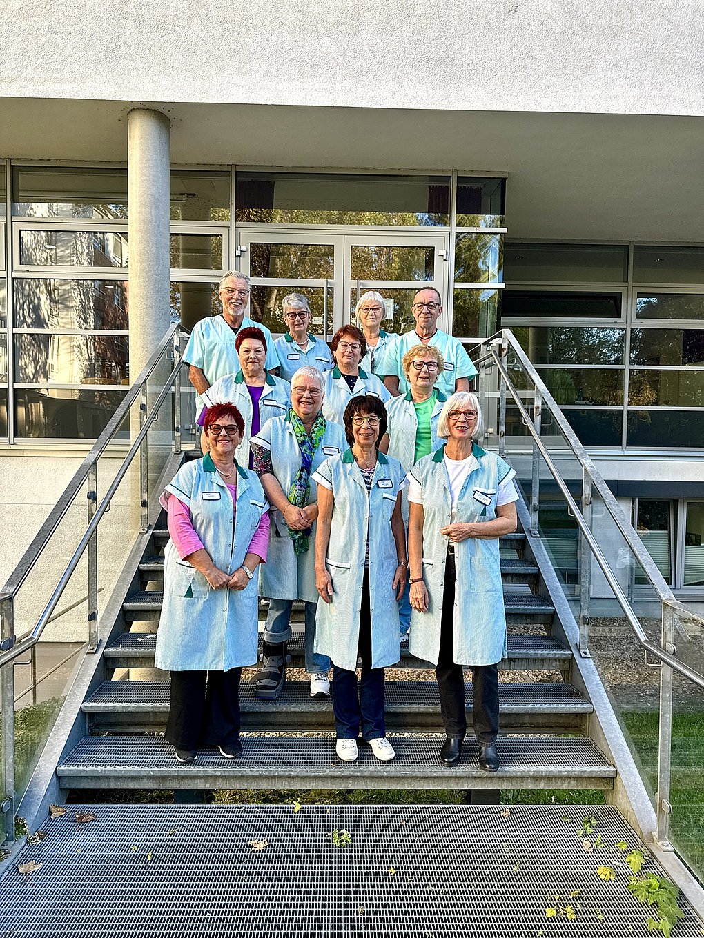 Eine Gruppe von Menschen in grünen Kitteln
