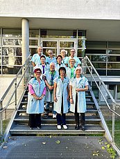 Eine Gruppe von Menschen in grünen Kitteln