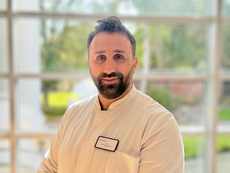 Portrait des Orthopäden Mohammad Mansour in weißem Arztkittel