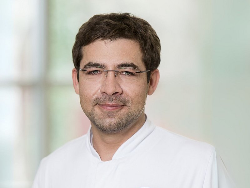 Porträtfoto von Herrn Maj, Oberarzt Chirurgie am MHK Bergheim