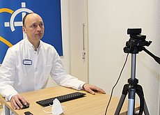 Ein Arzt vor der Kamera für einen Live-Chat