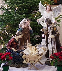 Holzfiguren in Lebensgröße, die die Geburt Jesu nachstellen