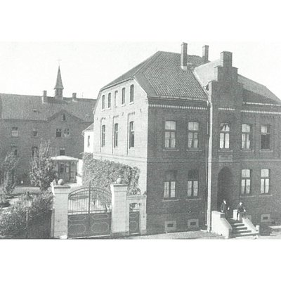 Schwarzweiß Bild eines Krankenhausgebäudes